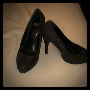 Size 7 Glittery Pumps